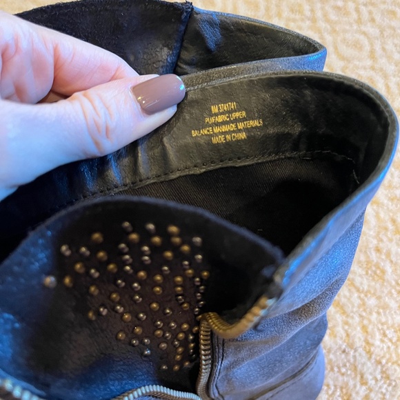 Like New Woman's Gray & studded boots size 8 - Picture 3 of 8